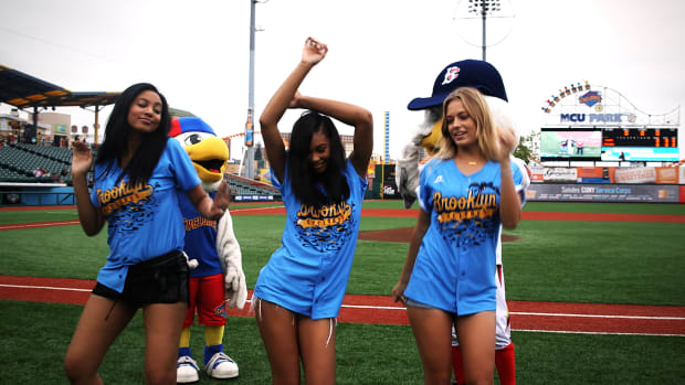 Ariel, Chanel and Hannah Ferguson vs Cyclones' Mascot Dance-off (image)